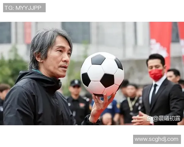 左右两图合成呈现足球巨星风采 见证球场传奇与荣光交织 左右两图合成呈现足球巨星风采 见证球场传奇与荣光交织